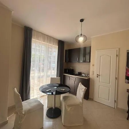 Dawn Park Deluxe アパートホテル 4*